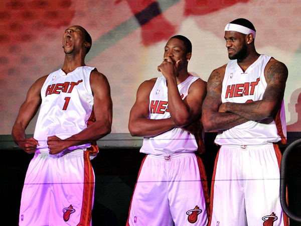 NBA官网专家揭秘西部季后赛席位预测，趣事与情感纽带背后的分析