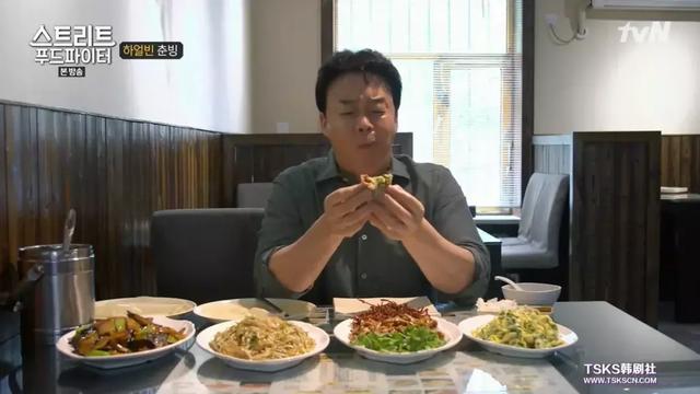 贾冰厨艺独特，烹饪如铺褥子，匠心尽显