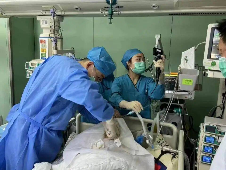 广州医学生精准判断病情挽救生命，医学精神的现实典范
