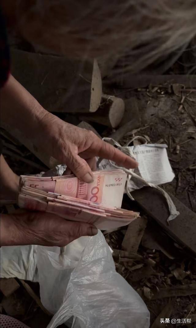 孙子结婚，奶奶卖菜攒下的万元见证深厚祖孙情，珍贵的一刻！