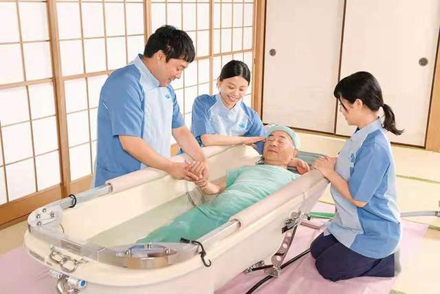 揭秘日本养老护工新科技，智能护理时代下的月入万元生活！