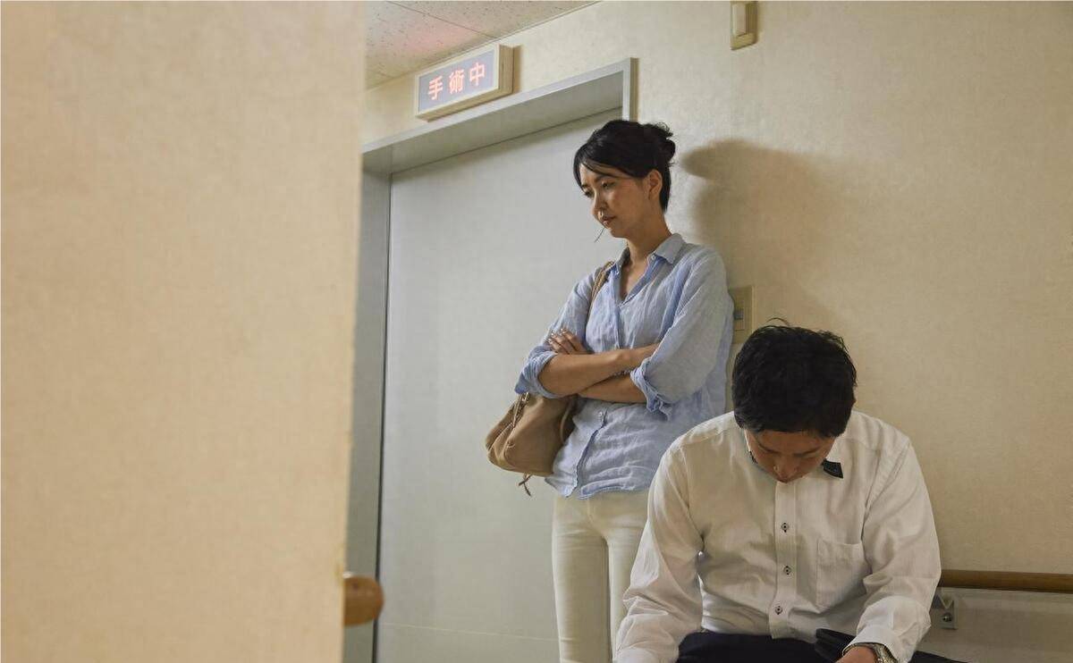 酒店员工偷听新婚夫妇房间引发关注，酒店内的缘分与温情故事揭秘