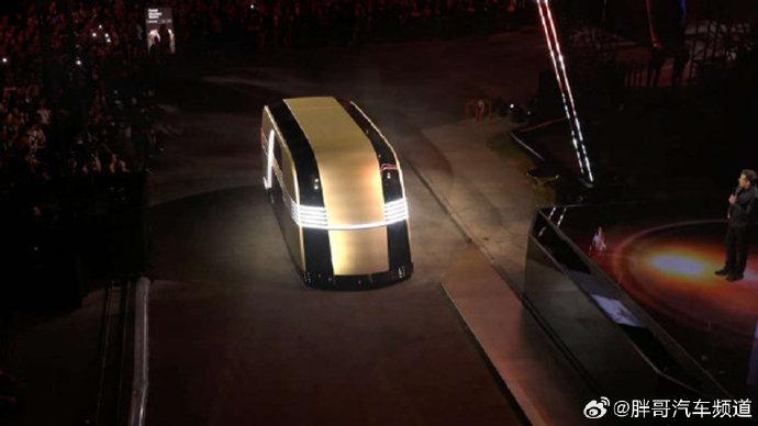特斯拉无人驾驶货运车，承载梦想与技术的力量，20人货运新纪元开启