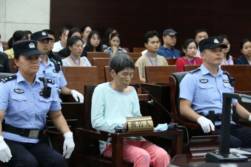 余华英拐卖儿童案庭审纪实，变化的力量与学习的光辉展现眼前