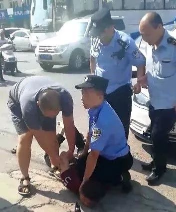 男子被多人持刀围殴倒地不起，事件深度分析