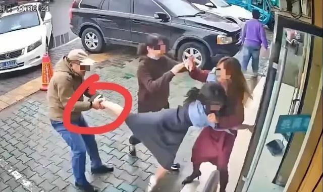 公职人员打人事件曝光，私了背后的真相与启示