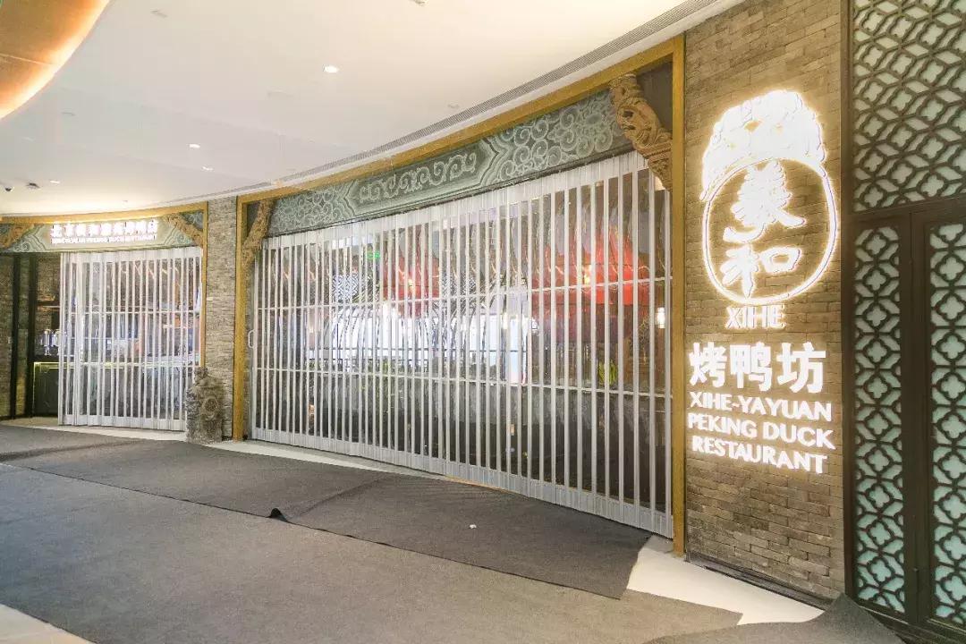 郑州街头小岳岳高仿版走红，科技新品点燃街头热潮！