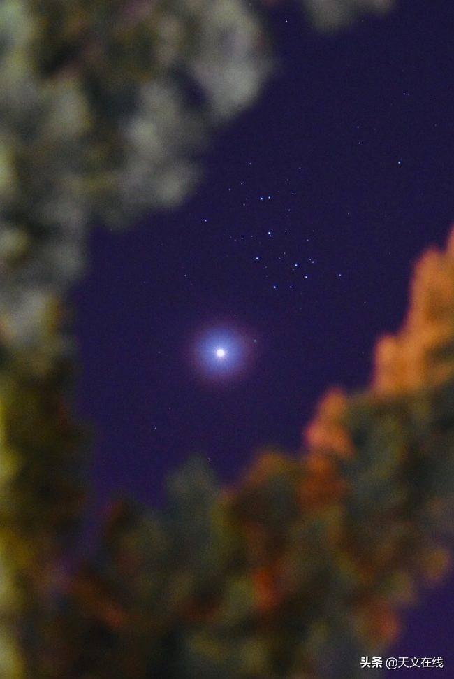 月掩昴星团天宇盛宴，震撼上演！