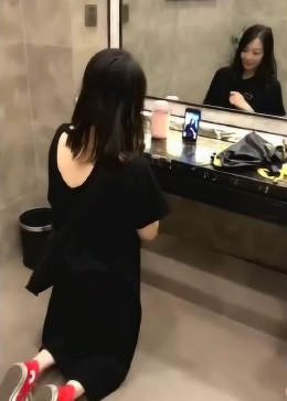 最新厕拍美女引领时尚潮流，掀起新一轮关注热潮！