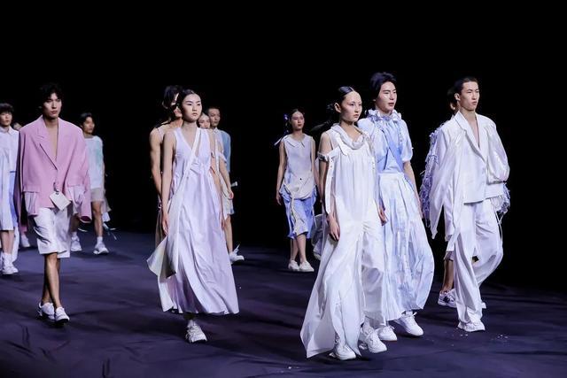 当代女权男神现象，解读新风尚与现象背后的故事