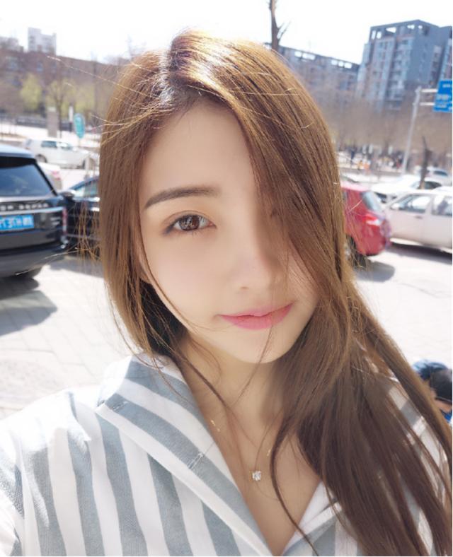 关于最新美乳网红的争议与探讨（敏感内容警示）