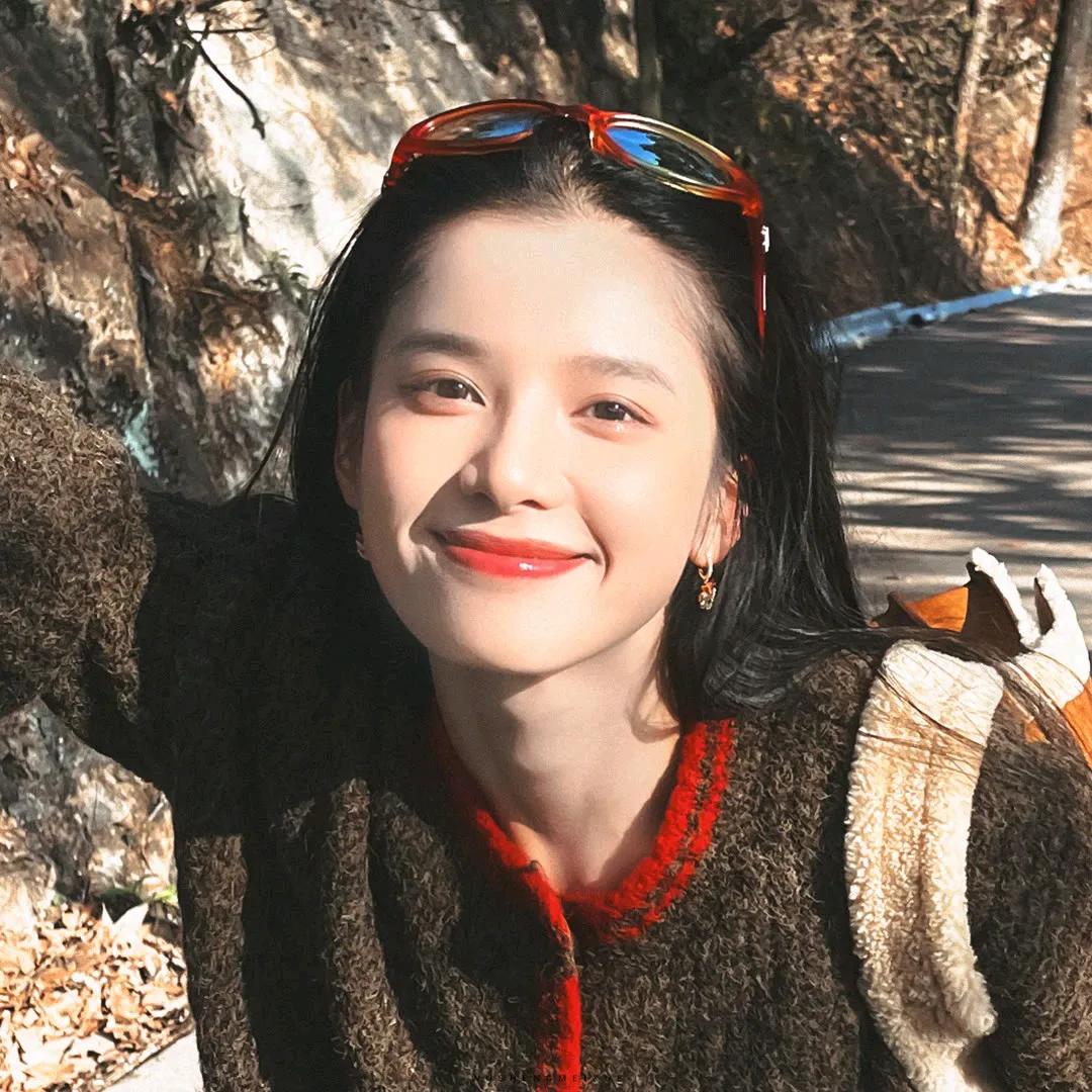 女明星艳照图片，自然美景中的探索之旅