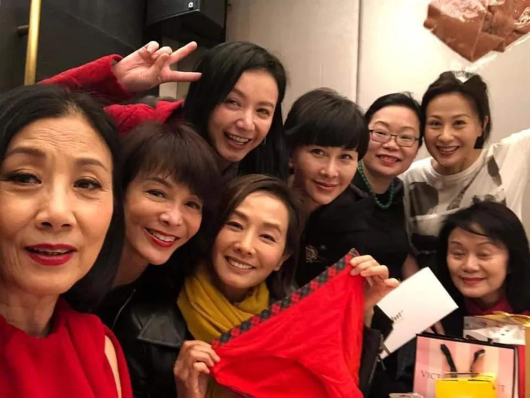 郑裕玲最新动态闪耀亮相！