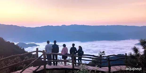 最新民谣与自然美景的邂逅，内心平和之旅