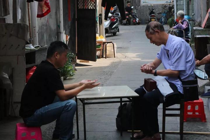 奥迪Q1最新价格揭秘，小巷深处的惊喜探索