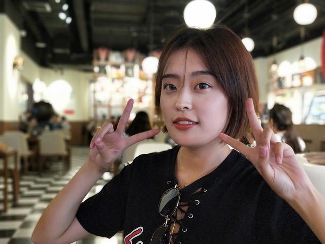 周冬雨最新照片展现科技与生活完美融合的前沿风尚
